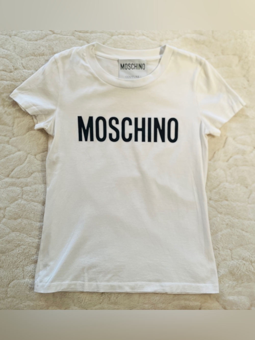 Moschino logo-print t-shirt featuring a minimalist, high-contrast design. Sz.4